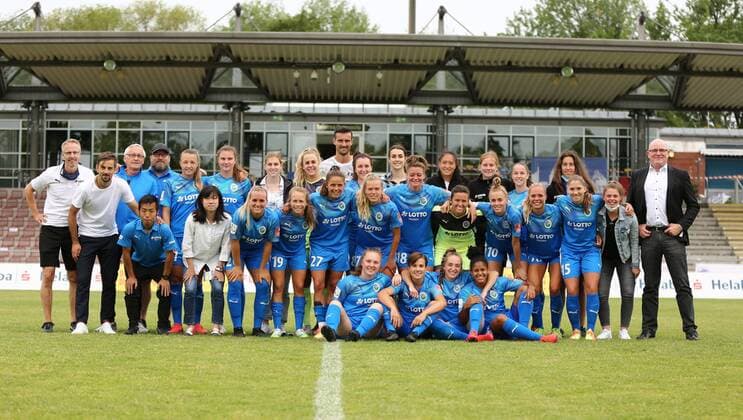 28.06.2020, xcex, GER, Frankfurt am Main, Stadion am Brentanobad, Frauenfussball, 1. Bundesliga, DIE LIGA, FLYERALARM Frauen-Bundesliga Saison 2019 2020 1. FFC Frankfurt gegen SC Freiburg Gruppenfoto, Gruppenbild, Mannschaftsbild nach dem Spiel, letztes Spiel vor Uebernahme durch Eintracht Frankfurt DFL regulations prohibit any use of photographs as image sequences and or quasi-video