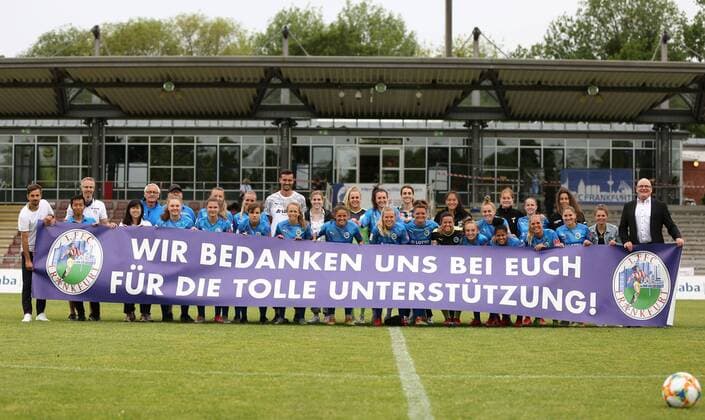 28.06.2020, xcex, GER, Frankfurt am Main, Stadion am Brentanobad, Frauenfussball, 1. Bundesliga, DIE LIGA, FLYERALARM Frauen-Bundesliga Saison 2019 2020 1. FFC Frankfurt gegen SC Freiburg Gruppenfoto, Gruppenbild, Mannschaftsbild nach dem Spiel, letztes Spiel vor Uebernahme durch Eintracht Frankfurt, Danke, Banner DFL regulations prohibit any use of photographs as image sequences and or quasi-video