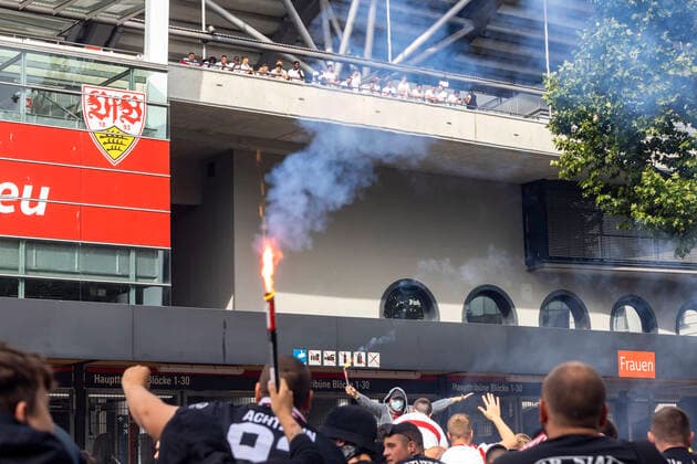 Rückkehr in die Bundesliga. Die Mannschaft bedankt sich nach dem Spiel bei den Fans. VfB Stuttgart steigt trotz Niederlage gegen SV Darmstadt 98 auf. Corona bedingt feierten die Fans ihre Spieler vor dem Stadion. 28.06.2020, Stuttgart, Baden-Württemberg, Deutschland. (c) Arnulf Hettrich Fnoxx - . Jegliche Nutzung des Fotos nur gegen Honorar zzgl. der gesetzlichen MwSt., vollstaendiger Namensnennung nach Paragraph 13 UrhG und Zusendung von zwei Belegexemplaren. Das Nutzungshonorar richtet sich nach den aktuellen Bildhonoraren der MFM des BVPA. --- Keine Rechte Dritter verfuegbar; no third party rights available. Bild ist honorarpflichtig.