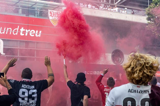 Rückkehr in die Bundesliga. Die Mannschaft bedankt sich nach dem Spiel bei den Fans. VfB Stuttgart steigt trotz Niederlage gegen SV Darmstadt 98 auf. Corona bedingt feierten die Fans ihre Spieler vor dem Stadion. 28.06.2020, Stuttgart, Baden-Württemberg, Deutschland. (c) Arnulf Hettrich Fnoxx - . Jegliche Nutzung des Fotos nur gegen Honorar zzgl. der gesetzlichen MwSt., vollstaendiger Namensnennung nach Paragraph 13 UrhG und Zusendung von zwei Belegexemplaren. Das Nutzungshonorar richtet sich nach den aktuellen Bildhonoraren der MFM des BVPA. --- Keine Rechte Dritter verfuegbar; no third party rights available. Bild ist honorarpflichtig.