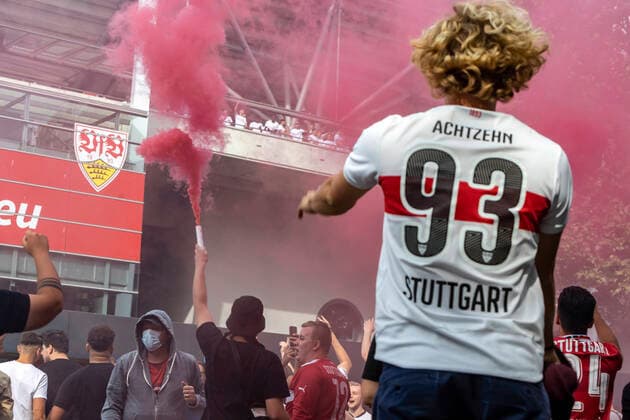 Rückkehr in die Bundesliga. Die Mannschaft bedankt sich nach dem Spiel bei den Fans. VfB Stuttgart steigt trotz Niederlage gegen SV Darmstadt 98 auf. Corona bedingt feierten die Fans ihre Spieler vor dem Stadion. 28.06.2020, Stuttgart, Baden-Württemberg, Deutschland. (c) Arnulf Hettrich Fnoxx - . Jegliche Nutzung des Fotos nur gegen Honorar zzgl. der gesetzlichen MwSt., vollstaendiger Namensnennung nach Paragraph 13 UrhG und Zusendung von zwei Belegexemplaren. Das Nutzungshonorar richtet sich nach den aktuellen Bildhonoraren der MFM des BVPA. --- Keine Rechte Dritter verfuegbar; no third party rights available. Bild ist honorarpflichtig.