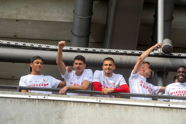 Rückkehr in die Bundesliga. Die Mannschaft mit Mario Gomez bedankt sich nach dem Spiel bei den Fans. VfB Stuttgart steigt trotz Niederlage gegen SV Darmstadt 98 auf. Corona bedingt feierten die Fans ihre Spieler vor dem Stadion. 28.06.2020, Stuttgart, Baden-Württemberg, Deutschland. (c) Arnulf Hettrich Fnoxx - . Jegliche Nutzung des Fotos nur gegen Honorar zzgl. der gesetzlichen MwSt., vollstaendiger Namensnennung nach Paragraph 13 UrhG und Zusendung von zwei Belegexemplaren. Das Nutzungshonorar richtet sich nach den aktuellen Bildhonoraren der MFM des BVPA. --- Keine Rechte Dritter verfuegbar; no third party rights available. Bild ist honorarpflichtig.