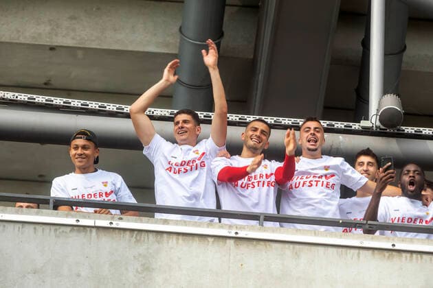 Rückkehr in die Bundesliga. Die Mannschaft mit Mario Gomez bedankt sich nach dem Spiel bei den Fans. VfB Stuttgart steigt trotz Niederlage gegen SV Darmstadt 98 auf. Corona bedingt feierten die Fans ihre Spieler vor dem Stadion. 28.06.2020, Stuttgart, Baden-Württemberg, Deutschland. (c) Arnulf Hettrich Fnoxx - . Jegliche Nutzung des Fotos nur gegen Honorar zzgl. der gesetzlichen MwSt., vollstaendiger Namensnennung nach Paragraph 13 UrhG und Zusendung von zwei Belegexemplaren. Das Nutzungshonorar richtet sich nach den aktuellen Bildhonoraren der MFM des BVPA. --- Keine Rechte Dritter verfuegbar; no third party rights available. Bild ist honorarpflichtig.