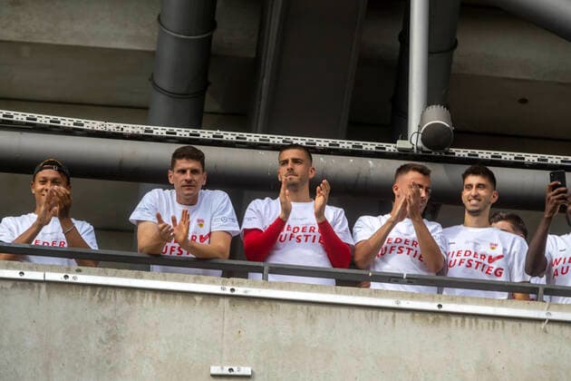 Rückkehr in die Bundesliga. Die Mannschaft mit Mario Gomez bedankt sich nach dem Spiel bei den Fans. VfB Stuttgart steigt trotz Niederlage gegen SV Darmstadt 98 auf. Corona bedingt feierten die Fans ihre Spieler vor dem Stadion. 28.06.2020, Stuttgart, Baden-Württemberg, Deutschland. (c) Arnulf Hettrich Fnoxx - . Jegliche Nutzung des Fotos nur gegen Honorar zzgl. der gesetzlichen MwSt., vollstaendiger Namensnennung nach Paragraph 13 UrhG und Zusendung von zwei Belegexemplaren. Das Nutzungshonorar richtet sich nach den aktuellen Bildhonoraren der MFM des BVPA. --- Keine Rechte Dritter verfuegbar; no third party rights available. Bild ist honorarpflichtig.