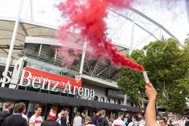 Rückkehr in die Bundesliga. VfB Stuttgart steigt trotz Niederlage gegen SV Darmstadt 98 auf. Corona bedingt feierten die Fans ihre Spieler vor dem Stadion. 28.06.2020, Stuttgart, Baden-Württemberg, Deutschland. (c) Arnulf Hettrich Fnoxx - . Jegliche Nutzung des Fotos nur gegen Honorar zzgl. der gesetzlichen MwSt., vollstaendiger Namensnennung nach Paragraph 13 UrhG und Zusendung von zwei Belegexemplaren. Das Nutzungshonorar richtet sich nach den aktuellen Bildhonoraren der MFM des BVPA. --- Keine Rechte Dritter verfuegbar; no third party rights available. Bild ist honorarpflichtig.