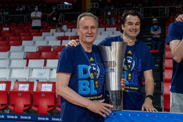 Basketball easyCredit BBL Final-Turnier Basketball München 28.06.2020 Saison 2019 2020 easyCredit BBL Final-Turnier 2020 Finale Spiel 2 Alba Berlin - MHP Riesen Ludwigsburg Alba Berlin Deutscher Meister 2020 Jubel Aito Garcia Reneses (Alba Berlin, Trainer) Israel Gonzalez (Alba Berlin, Assistenztrainer) nur redaktionelle Verwendung - kommerzielle Verwendung Nutzung nur nach Absprache mit dem Fotografen München Deutschland