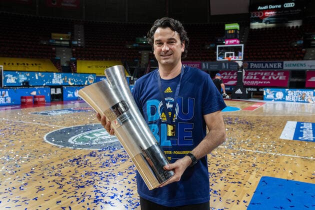 Basketball easyCredit BBL Final-Turnier Basketball München 28.06.2020 Saison 2019 2020 easyCredit BBL Final-Turnier 2020 Finale Spiel 2 Alba Berlin - MHP Riesen Ludwigsburg Alba Berlin Deutscher Meister 2020 Jubel Israel Gonzalez (Alba Berlin, Assistenztrainer) nur redaktionelle Verwendung - kommerzielle Verwendung Nutzung nur nach Absprache mit dem Fotografen München Deutschland
