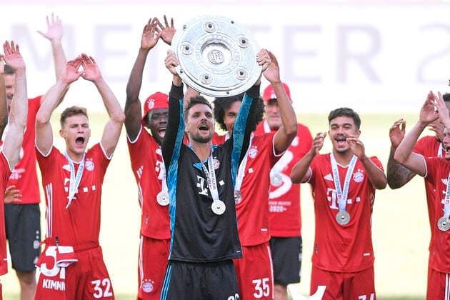 Fussball Bundesliga Saison 2019-2020 Spiel VfL Wolfsburg - FC Bayern Muenchen Deutscher Fussball Meister 2020 ULREICH Sven Torwart Team FC Bayern Muenchen feiert bei der Siegerehrung mit der Meisterschale und der Mannschaft Bundesliga Saison 2019-2020 Spiel VFL Wolfsburg - FC Bayern Muenchen 0 : 4 Deutscher Fussball Meister 2020 am 27.Juni 2020 in Wolfsburg DFL REGULATIONS PROHIBIT ANY USE OF PHOTOGRAPHS as IMAGE SEQUENCES and or QUASI-VIDEO Sportphoto by Laci Perenyi_Bernd Feil M.i.S. Pool Wolfsburg Volkswagen Arena Niedersachsen Deutschland