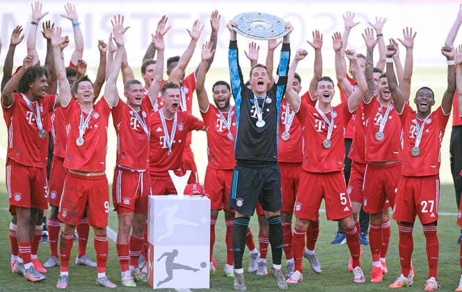 Fussball Bundesliga Saison 2019-2020 Spiel VfL Wolfsburg - FC Bayern Muenchen Deutscher Fussball Meister 2020 NEUER Manuel Torwart Team FC Bayern Muenchen feiert bei der Siegerehrung mit der Meisterschale und der Mannschaft Bundesliga Saison 2019-2020 Spiel VFL Wolfsburg - FC Bayern Muenchen 0 : 4 Deutscher Fussball Meister 2020 am 27.Juni 2020 in Wolfsburg DFL REGULATIONS PROHIBIT ANY USE OF PHOTOGRAPHS as IMAGE SEQUENCES and or QUASI-VIDEO Sportphoto by Laci Perenyi_Bernd Feil M.i.S. Pool Wolfsburg Volkswagen Arena Niedersachsen Deutschland