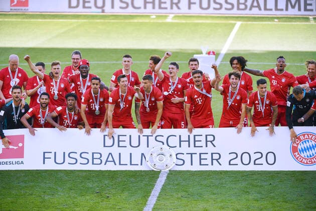 Fussball Bundesliga Saison 2019-2020 Spiel VfL Wolfsburg - FC Bayern Muenchen Deutscher Fussball Meister 2020 Team FC Bayern Muenchen feiert bei der Siegerehrung mit der Meisterschale und der Mannschaft Bundesliga Saison 2019-2020 Spiel VFL Wolfsburg - FC Bayern Muenchen 0 : 4 Deutscher Fussball Meister 2020 am 27.Juni 2020 in Wolfsburg DFL REGULATIONS PROHIBIT ANY USE OF PHOTOGRAPHS as IMAGE SEQUENCES and or QUASI-VIDEO Sportphoto by Laci Perenyi_SVEN SIMON Frank Hoermann POOL Wolfsburg Volkswagen Arena Niedersachsen Deutschland