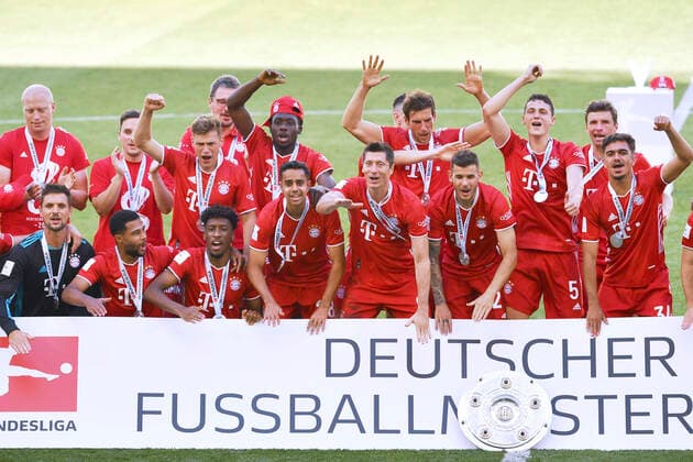 Fussball Bundesliga Saison 2019-2020 Spiel VfL Wolfsburg - FC Bayern Muenchen Deutscher Fussball Meister 2020 Team FC Bayern Muenchen feiert bei der Siegerehrung mit der Meisterschale und der Mannschaft Bundesliga Saison 2019-2020 Spiel VFL Wolfsburg - FC Bayern Muenchen 0 : 4 Deutscher Fussball Meister 2020 am 27.Juni 2020 in Wolfsburg DFL REGULATIONS PROHIBIT ANY USE OF PHOTOGRAPHS as IMAGE SEQUENCES and or QUASI-VIDEO Sportphoto by Laci Perenyi_SVEN SIMON Frank Hoermann POOL Wolfsburg Volkswagen Arena Niedersachsen Deutschland