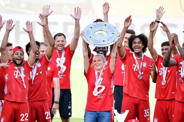 Fussball Bundesliga Saison 2019-2020 Spiel VfL Wolfsburg - FC Bayern Muenchen Deutscher Fussball Meister 2020 KRUEGER Kathleen Teammanagerin Team FC Bayern Muenchen feiert bei der Siegerehrung mit der Meisterschale und der Mannschaft Bundesliga Saison 2019-2020 Spiel VFL Wolfsburg - FC Bayern Muenchen 0 : 4 Deutscher Fussball Meister 2020 am 27.Juni 2020 in Wolfsburg DFL REGULATIONS PROHIBIT ANY USE OF PHOTOGRAPHS as IMAGE SEQUENCES and or QUASI-VIDEO Sportphoto by Laci Perenyi_SVEN SIMON Frank Hoermann POOL Wolfsburg Volkswagen Arena Niedersachsen Deutschland
