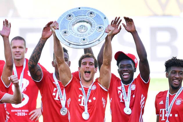 Fussball Bundesliga Saison 2019-2020 Spiel VfL Wolfsburg - FC Bayern Muenchen Deutscher Fussball Meister 2020 GORETZKA Leon Team FC Bayern Muenchen feiert bei der Siegerehrung mit der Meisterschale und der Mannschaft Bundesliga Saison 2019-2020 Spiel VFL Wolfsburg - FC Bayern Muenchen 0 : 4 Deutscher Fussball Meister 2020 am 27.Juni 2020 in Wolfsburg DFL REGULATIONS PROHIBIT ANY USE OF PHOTOGRAPHS as IMAGE SEQUENCES and or QUASI-VIDEO Sportphoto by Laci Perenyi_SVEN SIMON Frank Hoermann POOL Wolfsburg Volkswagen Arena Niedersachsen Deutschland