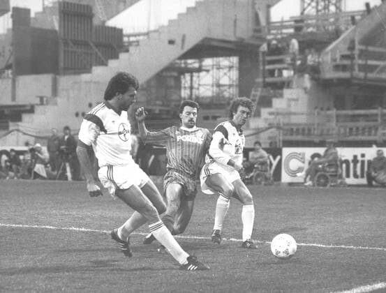 Bayer 04 Leverkusen - SW Werder Bremen 06.04.1988 von rechts Florian Hinterberger (Bayer 04 Leverkusen) Aktion gegen Günter Hermann (SVW). Im Hitergrund die Baustelle der neuen Tribüne