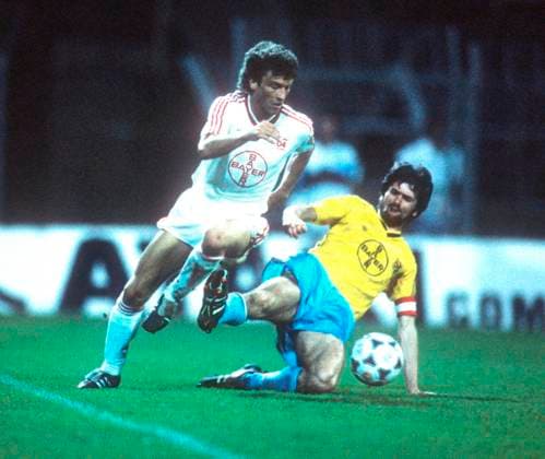 DFB Pokal Bayer 04 Leverkusen - Bayer 05 Uerdingen 28.03.1989 Florian Hinterberger ( Bayer 04 Leverkusen) Aktion gegen Friedhelm Funkel (rechts)