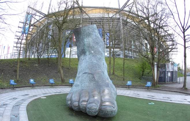 Hamburger SV, HSV, Volksparkstadion, Außenansicht, Bronzefuß von Uwe SeelerStellingen Sylvesterallee Hamburg