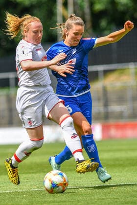 v.li.: Amber Barett (Köln, 22), Michaela Brandenburg (Sand, 25), Zweikampf, Duell, duel, tackle, tackling, Dynamik, Action, Aktion, 28.06.2020, Köln (Deutschland), Fussball, Flyeralarm Frauen-Bundesliga, 1. FC Köln - SC Sand, DFB DFL REGULATIONS PROHIBIT ANY USE OF PHOTOGRAPHS AS IMAGE SEQUENCES AND OR QUASI-VIDEO.