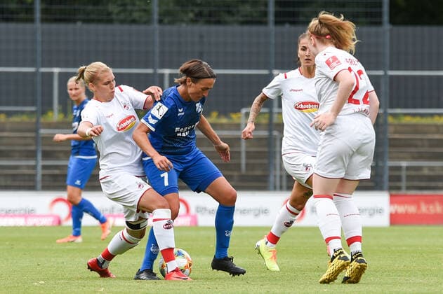 v.li.: Johanna Tietge (Köln, 18), Anne Van Bonn (Sand, 7), Zweikampf, Duell, duel, tackle, tackling, Dynamik, Action, Aktion, 28.06.2020, Köln (Deutschland), Fussball, Flyeralarm Frauen-Bundesliga, 1. FC Köln - SC Sand, DFB DFL REGULATIONS PROHIBIT ANY USE OF PHOTOGRAPHS AS IMAGE SEQUENCES AND OR QUASI-VIDEO.