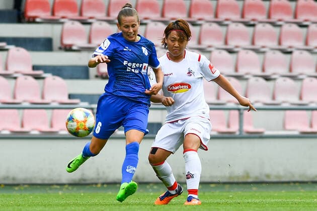 Jona Lohmann (Sand, 6), Yuka Hirano (Köln, 17), Zweikampf, Duell, duel, tackle, tackling, Dynamik, Action, Aktion, 28.06.2020, Köln (Deutschland), Fussball, Flyeralarm Frauen-Bundesliga, 1. FC Köln - SC Sand, DFB DFL REGULATIONS PROHIBIT ANY USE OF PHOTOGRAPHS AS IMAGE SEQUENCES AND OR QUASI-VIDEO.