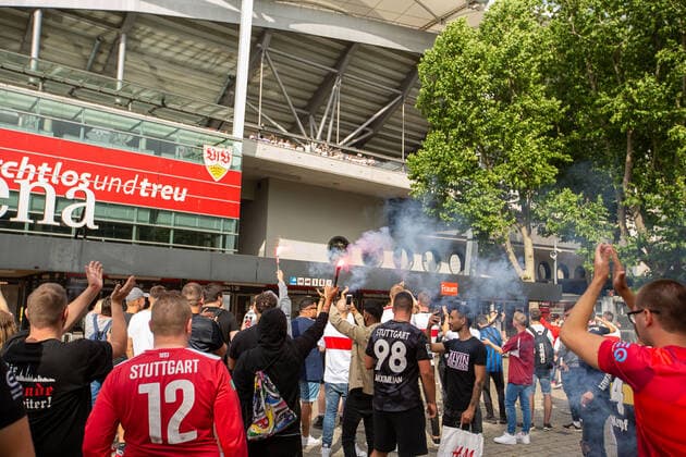 GER, aufstieg VfB Stuttgart, Mercedes Benz Arena, Fans feiern Aufstieg des VfB Stuttgart, Mercedes Benz Arena, 28.06.2020, GER, aufstieg VfB Stuttgart, Mercedes Benz Arena, 27.06.2020, Foto: EIBNER DROFITSCH Stuttgart