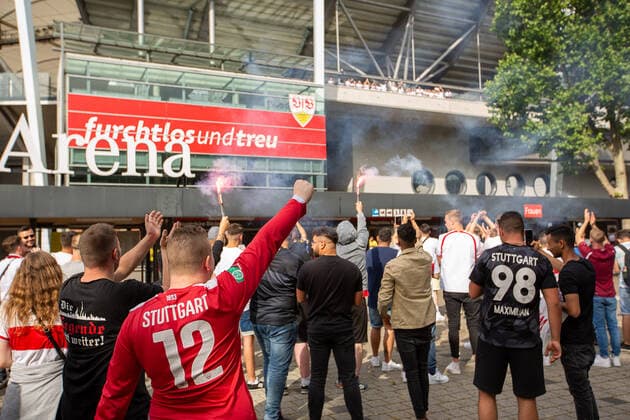 GER, aufstieg VfB Stuttgart, Mercedes Benz Arena, Fans feiern Aufstieg des VfB Stuttgart, Mercedes Benz Arena, 28.06.2020, GER, aufstieg VfB Stuttgart, Mercedes Benz Arena, 27.06.2020, Foto: EIBNER DROFITSCH Stuttgart
