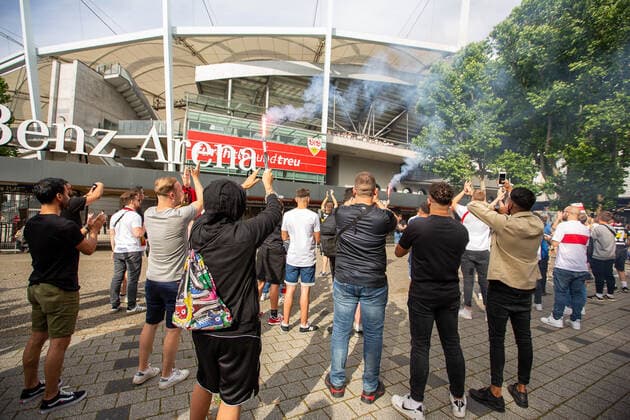 GER, aufstieg VfB Stuttgart, Mercedes Benz Arena, Fans feiern Aufstieg des VfB Stuttgart, Mercedes Benz Arena, 28.06.2020, GER, aufstieg VfB Stuttgart, Mercedes Benz Arena, 27.06.2020, Foto: EIBNER DROFITSCH Stuttgart