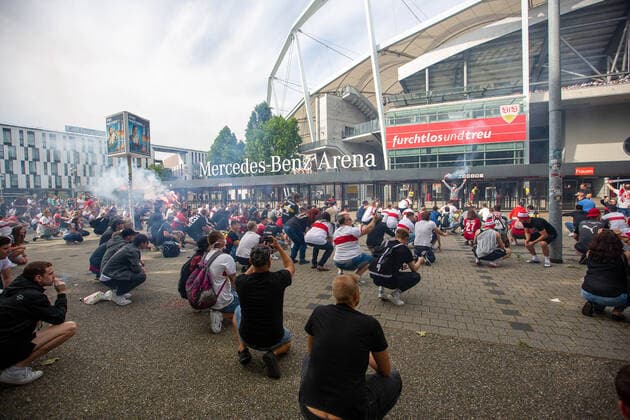 GER, aufstieg VfB Stuttgart, Mercedes Benz Arena, Fans feiern Aufstieg des VfB Stuttgart, Mercedes Benz Arena, 28.06.2020, GER, aufstieg VfB Stuttgart, Mercedes Benz Arena, 27.06.2020, Foto: EIBNER DROFITSCH Stuttgart