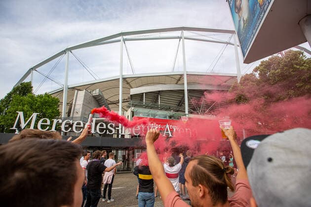 GER, aufstieg VfB Stuttgart, Mercedes Benz Arena, Fans feiern Aufstieg des VfB Stuttgart, Mercedes Benz Arena, jubel 28.06.2020, GER, aufstieg VfB Stuttgart, Mercedes Benz Arena, 27.06.2020, Foto: EIBNER DROFITSCH Stuttgart