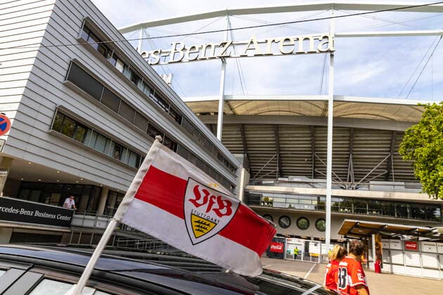 Rückkehr in die Bundesliga. VfB Stuttgart steigt trotz Niederlage gegen SV Darmstadt 98 auf. Corona bedingt feierten die Fans ihre Spieler vor dem Stadion. 28.06.2020, Stuttgart, Baden-Württemberg, Deutschland. (c) Arnulf Hettrich Fnoxx - Veroeffentlichung nur gegen Honorar, Urhebervermerk und Belegexemplar.. --- clearing. Jegliche Nutzung des Fotos nur gegen Honorar zzgl. der gesetzlichen MwSt., vollstaendiger Namensnennung nach Paragraph 13 UrhG und Zusendung von zwei Belegexemplaren. Das Nutzungshonorar richtet sich nach den aktuellen Bildhonoraren der MFM des BVPA. --- Keine Rechte Dritter verfuegbar; no third party rights available. Bild ist honorarpflichtig.