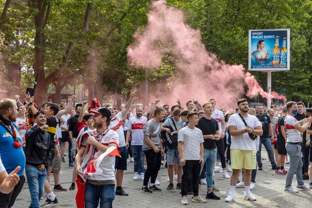 Rückkehr in die Bundesliga. VfB Stuttgart steigt trotz Niederlage gegen SV Darmstadt 98 auf. Corona bedingt feierten die Fans ihre Spieler vor dem Stadion. 28.06.2020, Stuttgart, Baden-Württemberg, Deutschland. (c) Arnulf Hettrich Fnoxx - Veroeffentlichung nur gegen Honorar, Urhebervermerk und Belegexemplar.. --- clearing. Jegliche Nutzung des Fotos nur gegen Honorar zzgl. der gesetzlichen MwSt., vollstaendiger Namensnennung nach Paragraph 13 UrhG und Zusendung von zwei Belegexemplaren. Das Nutzungshonorar richtet sich nach den aktuellen Bildhonoraren der MFM des BVPA. --- Keine Rechte Dritter verfuegbar; no third party rights available. Bild ist honorarpflichtig.