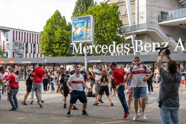 Rückkehr in die Bundesliga. VfB Stuttgart steigt trotz Niederlage gegen SV Darmstadt 98 auf. Corona bedingt feierten die Fans ihre Spieler vor dem Stadion. 28.06.2020, Stuttgart, Baden-Württemberg, Deutschland. (c) Arnulf Hettrich Fnoxx - Veroeffentlichung nur gegen Honorar, Urhebervermerk und Belegexemplar.. --- clearing. Jegliche Nutzung des Fotos nur gegen Honorar zzgl. der gesetzlichen MwSt., vollstaendiger Namensnennung nach Paragraph 13 UrhG und Zusendung von zwei Belegexemplaren. Das Nutzungshonorar richtet sich nach den aktuellen Bildhonoraren der MFM des BVPA. --- Keine Rechte Dritter verfuegbar; no third party rights available. Bild ist honorarpflichtig.