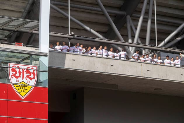 Die Mannschaft bedankt sich bei den Fans. Obwohl der Verein ursprünglich gebeten hatte, wegen Corona nicht zum Stadion zu kommen. Rückkehr in die Bundesliga. VfB Stuttgart steigt trotz Niederlage gegen SV Darmstadt 98 auf. Corona bedingt feierten die Fans ihre Spieler vor dem Stadion. 28.06.2020, Stuttgart, Baden-Württemberg, Deutschland. (c) Arnulf Hettrich Fnoxx - Veroeffentlichung nur gegen Honorar, Urhebervermerk und Belegexemplar.. --- clearing. Jegliche Nutzung des Fotos nur gegen Honorar zzgl. der gesetzlichen MwSt., vollstaendiger Namensnennung nach Paragraph 13 UrhG und Zusendung von zwei Belegexemplaren. Das Nutzungshonorar richtet sich nach den aktuellen Bildhonoraren der MFM des BVPA. --- Keine Rechte Dritter verfuegbar; no third party rights available. Bild ist honorarpflichtig.