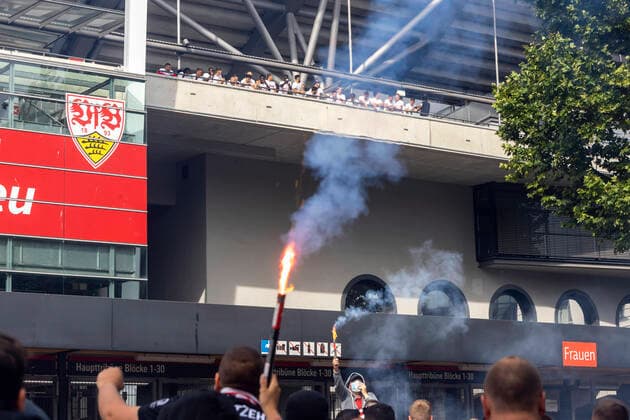Die Mannschaft bedankt sich bei den Fans. Obwohl der Verein ursprünglich gebeten hatte, wegen Corona nicht zum Stadion zu kommen. Rückkehr in die Bundesliga. VfB Stuttgart steigt trotz Niederlage gegen SV Darmstadt 98 auf. Corona bedingt feierten die Fans ihre Spieler vor dem Stadion. 28.06.2020, Stuttgart, Baden-Württemberg, Deutschland. (c) Arnulf Hettrich Fnoxx - Veroeffentlichung nur gegen Honorar, Urhebervermerk und Belegexemplar.. --- clearing. Jegliche Nutzung des Fotos nur gegen Honorar zzgl. der gesetzlichen MwSt., vollstaendiger Namensnennung nach Paragraph 13 UrhG und Zusendung von zwei Belegexemplaren. Das Nutzungshonorar richtet sich nach den aktuellen Bildhonoraren der MFM des BVPA. --- Keine Rechte Dritter verfuegbar; no third party rights available. Bild ist honorarpflichtig.