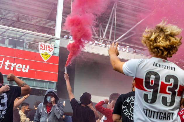 Die Mannschaft bedankt sich bei den Fans. Obwohl der Verein ursprünglich gebeten hatte, wegen Corona nicht zum Stadion zu kommen. Rückkehr in die Bundesliga. VfB Stuttgart steigt trotz Niederlage gegen SV Darmstadt 98 auf. Corona bedingt feierten die Fans ihre Spieler vor dem Stadion. 28.06.2020, Stuttgart, Baden-Württemberg, Deutschland. (c) Arnulf Hettrich Fnoxx - Veroeffentlichung nur gegen Honorar, Urhebervermerk und Belegexemplar.. --- clearing. Jegliche Nutzung des Fotos nur gegen Honorar zzgl. der gesetzlichen MwSt., vollstaendiger Namensnennung nach Paragraph 13 UrhG und Zusendung von zwei Belegexemplaren. Das Nutzungshonorar richtet sich nach den aktuellen Bildhonoraren der MFM des BVPA. --- Keine Rechte Dritter verfuegbar; no third party rights available. Bild ist honorarpflichtig.