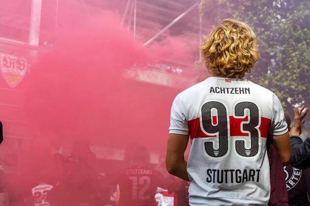 Die Mannschaft bedankt sich bei den Fans. Obwohl der Verein ursprünglich gebeten hatte, wegen Corona nicht zum Stadion zu kommen. Rückkehr in die Bundesliga. VfB Stuttgart steigt trotz Niederlage gegen SV Darmstadt 98 auf. Corona bedingt feierten die Fans ihre Spieler vor dem Stadion. 28.06.2020, Stuttgart, Baden-Württemberg, Deutschland. (c) Arnulf Hettrich Fnoxx - Veroeffentlichung nur gegen Honorar, Urhebervermerk und Belegexemplar.. --- clearing. Jegliche Nutzung des Fotos nur gegen Honorar zzgl. der gesetzlichen MwSt., vollstaendiger Namensnennung nach Paragraph 13 UrhG und Zusendung von zwei Belegexemplaren. Das Nutzungshonorar richtet sich nach den aktuellen Bildhonoraren der MFM des BVPA. --- Keine Rechte Dritter verfuegbar; no third party rights available. Bild ist honorarpflichtig.