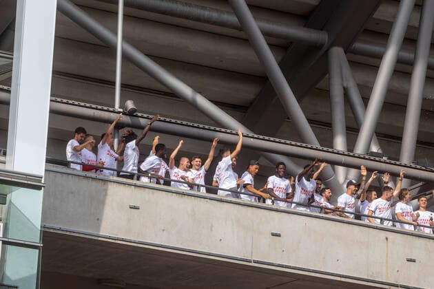 Die Mannschaft bedankt sich bei den Fans. Obwohl der Verein ursprünglich gebeten hatte, wegen Corona nicht zum Stadion zu kommen. Rückkehr in die Bundesliga. VfB Stuttgart steigt trotz Niederlage gegen SV Darmstadt 98 auf. Corona bedingt feierten die Fans ihre Spieler vor dem Stadion. 28.06.2020, Stuttgart, Baden-Württemberg, Deutschland. (c) Arnulf Hettrich Fnoxx - Veroeffentlichung nur gegen Honorar, Urhebervermerk und Belegexemplar.. --- clearing. Jegliche Nutzung des Fotos nur gegen Honorar zzgl. der gesetzlichen MwSt., vollstaendiger Namensnennung nach Paragraph 13 UrhG und Zusendung von zwei Belegexemplaren. Das Nutzungshonorar richtet sich nach den aktuellen Bildhonoraren der MFM des BVPA. --- Keine Rechte Dritter verfuegbar; no third party rights available. Bild ist honorarpflichtig.