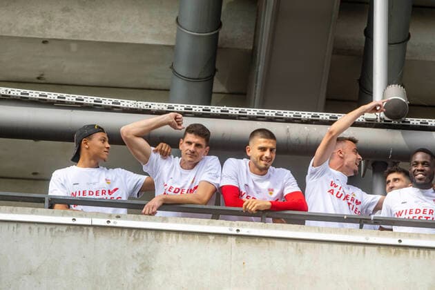 Rückkehr in die Bundesliga. Die Mannschaft mit Mario Gomez bedankt sich nach dem Spiel bei den Fans. VfB Stuttgart steigt trotz Niederlage gegen SV Darmstadt 98 auf. Corona bedingt feierten die Fans ihre Spieler vor dem Stadion. 28.06.2020, Stuttgart, Baden-Württemberg, Deutschland. (c) Arnulf Hettrich Fnoxx - Veroeffentlichung nur gegen Honorar, Urhebervermerk und Belegexemplar.. --- clearing. Jegliche Nutzung des Fotos nur gegen Honorar zzgl. der gesetzlichen MwSt., vollstaendiger Namensnennung nach Paragraph 13 UrhG und Zusendung von zwei Belegexemplaren. Das Nutzungshonorar richtet sich nach den aktuellen Bildhonoraren der MFM des BVPA. --- Keine Rechte Dritter verfuegbar; no third party rights available. Bild ist honorarpflichtig.