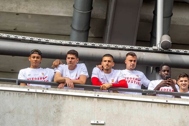 Die Mannschaft bedankt sich bei den Fans. Obwohl der Verein ursprünglich gebeten hatte, wegen Corona nicht zum Stadion zu kommen. Rückkehr in die Bundesliga. VfB Stuttgart steigt trotz Niederlage gegen SV Darmstadt 98 auf. Corona bedingt feierten die Fans ihre Spieler vor dem Stadion. 28.06.2020, Stuttgart, Baden-Württemberg, Deutschland. (c) Arnulf Hettrich Fnoxx - Veroeffentlichung nur gegen Honorar, Urhebervermerk und Belegexemplar.. --- clearing. Jegliche Nutzung des Fotos nur gegen Honorar zzgl. der gesetzlichen MwSt., vollstaendiger Namensnennung nach Paragraph 13 UrhG und Zusendung von zwei Belegexemplaren. Das Nutzungshonorar richtet sich nach den aktuellen Bildhonoraren der MFM des BVPA. --- Keine Rechte Dritter verfuegbar; no third party rights available. Bild ist honorarpflichtig.