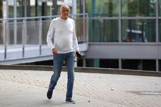 29.06.2020, HDI-Arena, Hannover, Die Spieler von Hannover 96 treffen sich im Stadion zur Fahrzeugabgabe und feiern den Saisonabschluss, im Bild Martin Kind (Praesident, Hannover) verlaesst nach der Verabschiedung das Stadion Saisonabschluss von Hannover 96