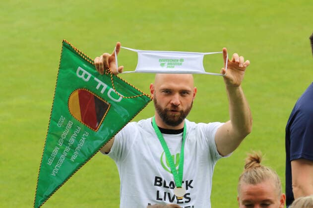Meistertitel in Corona-Zeiten: Trainer Stephan Lerch (Wolfsburg) zeigt einen Mund-Nasen-Schutz mit der Aufschrift Deutscher Meister 2020 ; VfL Wolfsburg - Bayer 04 Leverkusen; Fußball; FLYERALARM Frauen-Bundesliga; Saison 2019 2020; 22. Spieltag; 28. Juni 2020; VfL Wolfsburg - Bayer 04 Leverkusen (F), Wolfsburg Niedersachsen Deutschland AOK-Stadion