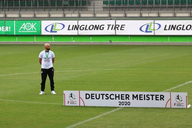 Trainer Stephan Lerch (Wolfsburg) steht nach der Meisterehrung allein auf dem Rasen, neben ihm die Bande Deutscher Meister ; VfL Wolfsburg - Bayer 04 Leverkusen; Fußball; FLYERALARM Frauen-Bundesliga; Saison 2019 2020; 22. Spieltag; 28. Juni 2020; VfL Wolfsburg - Bayer 04 Leverkusen (F), Wolfsburg Niedersachsen Deutschland AOK-Stadion