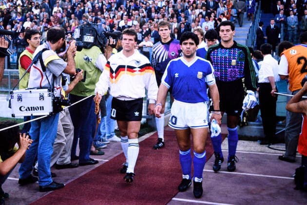 MATTHAEUS Lothar Kapitaen Team Deutschland mit Kapitaen MARADONA Diego Team Deutschland Weltmeister FIFA Fussball Weltmeisterschaften 1990 in Italien Finale Deutschland - Argentinien 1 : 0 am 08.07. 1990 in Rom *** MATTHAEUS Lothar Captain Team Germany with Captain MARADONA Diego Team Germany World Champion FIFA World Cup 1990 in Italy Final Germany Argentina 1 0 on 08 07 1990 in Rome