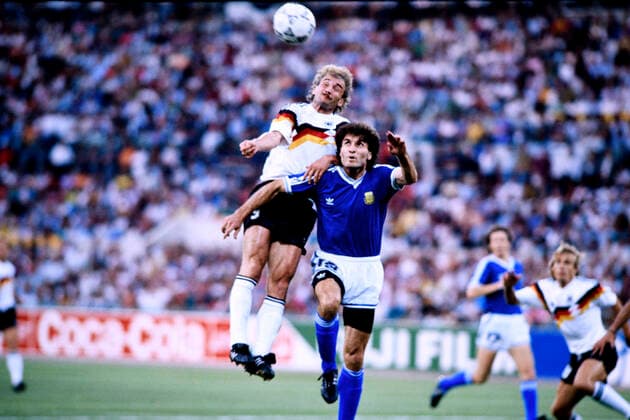 VOELLER Rudi Team Deutschland mit RUGGERI Oscar Team Deutschland Weltmeister FIFA Fussball Weltmeisterschaften 1990 in Italien Finale Deutschland - Argentinien 1 : 0 am 08.07. 1990 in Rom *** VOELLER Rudi Team Germany with RUGGERI Oscar Team Germany World Champion FIFA World Cup 1990 in Italy Final Germany Argentina 1 0 on 08 07 1990 in Rome