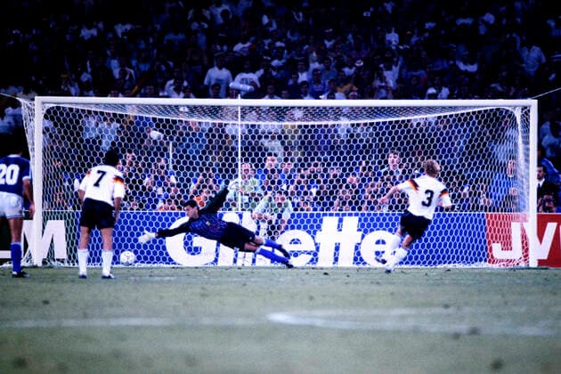 BREHME Andreas Team Deutschland verwandelt den 11m fuer Deutschland gegen Torwart Sergio Goycochea Team Deutschland Weltmeister FIFA Fussball Weltmeisterschaften 1990 in Italien Finale Deutschland - Argentinien 1 : 0 am 08.07. 1990 in Rom *** BREHME Andreas Team Germany convert the 11m for Germany against goalie Sergio Goycochea Team Germany World Champion FIFA World Cup 1990 in Italy Final Germany Argentina 1 0 on 08 07 1990 in Rome