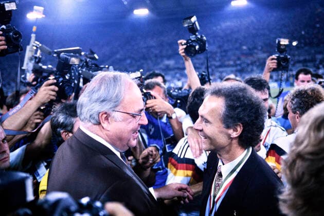 BECKENBAUER Franz Trainer Team Deutschland mit Bundeskanzler KOHL Helmuth bei der Siegesfeier auf dem Spielfeld Team Deutschland Weltmeister FIFA Fussball Weltmeisterschaften 1990 in Italien Finale Deutschland - Argentinien 1 : 0 am 08.07. 1990 in Rom *** BECKENBAUER Franz Trainer Team Germany with Chancellor KOHL Helmuth at the victory celebration on the pitch Team Germany World Champion FIFA World Cup 1990 in Italy Final Germany Argentina 1 0 on 08 07 1990 in Rome