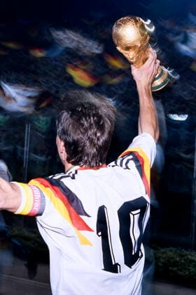 MATTHAEUS Lothar Kapitaen Team Deutschland bei der Siegesfeier auf dem Spielfeld mit dem Welt Cup Pokal Team Deutschland Weltmeister FIFA Fussball Weltmeisterschaften 1990 in Italien Finale Deutschland - Argentinien 1 : 0 am 08.07. 1990 in Rom *** MATTHAEUS Lothar Captain Team Germany at the victory celebration on the field with the World Cup Cup Team Germany World Champion FIFA World Cup 1990 in Italy Final Germany Argentina 1 0 on 08 07 1990 in Rome