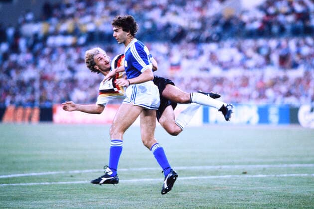 VOELLER Rudi Team Deutschland mit RUGGERI Oscar Team Deutschland Weltmeister FIFA Fussball Weltmeisterschaften 1990 in Italien Finale Deutschland - Argentinien 1 : 0 am 08.07. 1990 in Rom *** VOELLER Rudi Team Germany with RUGGERI Oscar Team Germany World Champion FIFA World Cup 1990 in Italy Final Germany Argentina 1 0 on 08 07 1990 in Rome