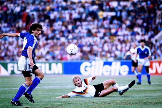 VOELLER Rudi Team Deutschland mit RUGGERI Oscar Team Deutschland Weltmeister FIFA Fussball Weltmeisterschaften 1990 in Italien Finale Deutschland - Argentinien 1 : 0 am 08.07. 1990 in Rom *** VOELLER Rudi Team Germany with RUGGERI Oscar Team Germany World Champion FIFA World Cup 1990 in Italy Final Germany Argentina 1 0 on 08 07 1990 in Rome