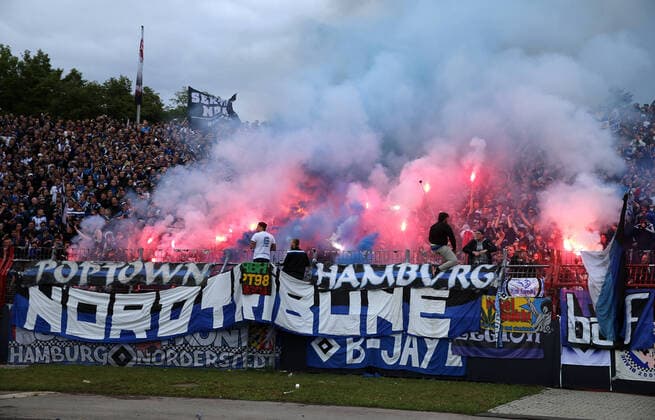 Karlsruher SC Deutschland, Karlsruhe, 02.06.2015, Fussball, Bundesliga, Saison 2014 2015, Relegation Rückspiel, Karlsruher SC - Hamburger SV (1:2 n.V.): HSV Fans mit Pyrotechnik.