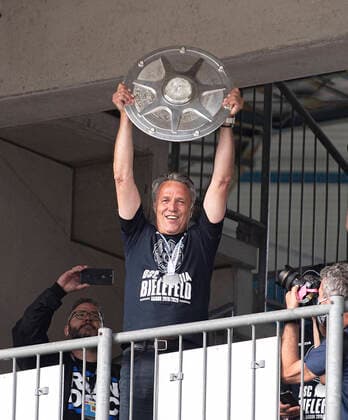 Trainer Uwe NEUHAUS (BI) zeigt sich mit der Meisterschale den Fans die vor dem Stadion feiern Fussball 2. Bundesliga, 34. Spieltag, DSC Arminia Bielefeld (BI) - 1. FC Heidenheim (HDH), am 28.06.2020 in Bielefeld Deutschland. DFL regulations prohibit any use of photographs as image sequences and or quasi-video Â
